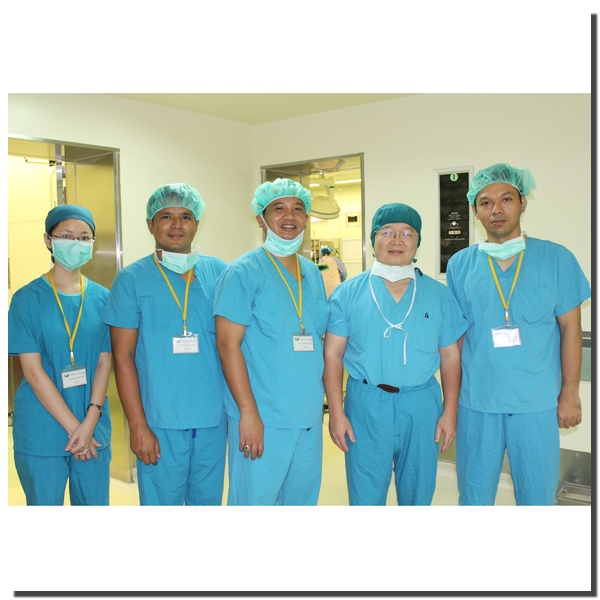 手術後陳英和院長(右二)、Dr. Jamot Silitonga(右一)、Dr. Cokorda Gde Oka Dharmayudha(右三)合影留念。(攝影：楊國濱)