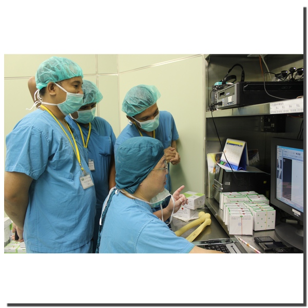 陳英和院長(前排右一)也把握兩次手術中間準備的空檔時間，利用X光片等資料與來自印尼的兩位醫師分享多年來的經驗。(攝影：楊國濱)
