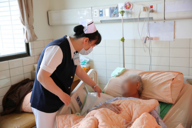 在護理工作中有不少讓人感動的事物，尤其最近防疫期間，令她印象深刻的是病人陳先生與太太扶持彼此的感情