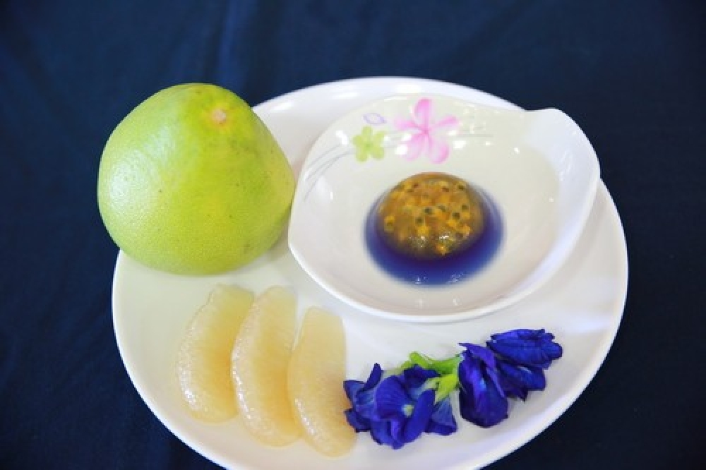 有著美麗漸層色的藍晨柚香凍和製作食材。