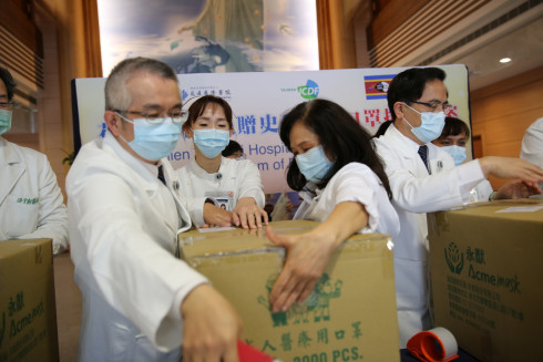 左圖：婦產部副主任高聖博、陳寶珠醫師及婦產科病房護理長林嘉慧將醫療用口罩裝箱打包。