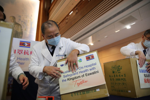 右圖：花蓮慈院副院長許文林為口罩貼上防疫物資標示。
