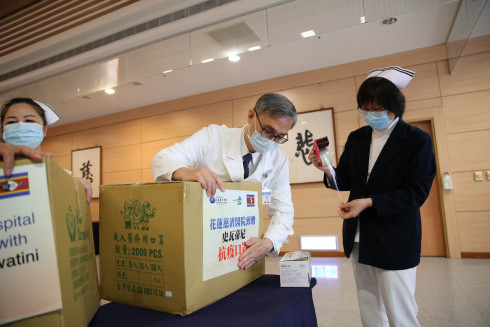 左圖：花蓮慈院國際醫學中心主任李啟誠與護理部副主任王淑貞為口罩貼上防疫物資標示。