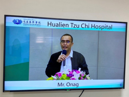 左圖：臺灣醫療奇蹟健康樂活線上講座， Mr. Onag上台分享骨髓移植治療到如今恢復健康的心路歷程。