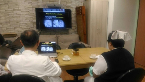 右圖：李啟誠主任邀請李依蓉護理長一同參與本次視訊會議，給予骨髓移植治療照護上的建議。