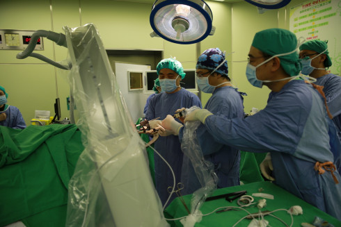 林欣榮院長（左一）利用空檔進手術室關心手術進度
