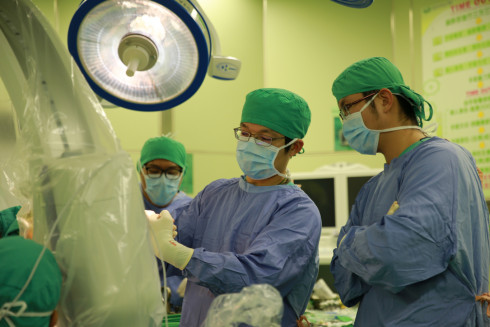 第二階段手術則由神經外科洪祥益醫師（中）接手完成
