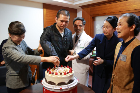 在「無量壽佛」的祝福歌聲中，吳曉冬與母親在林欣榮院長、廖美珍師姊、顏惠美師姊以及病房護理團隊的陪伴下，一同切下「重生」的蛋糕
