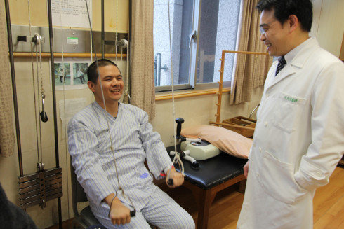 吳曉冬每天都在復健科職能治療師的指導下，認真的復健，儘管過程辛苦，他仍然咬緊牙根，努力做好每個動作