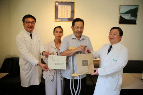 與蘇先生同鄉的國際醫療服務中心副主任鄭順賢醫師（左一），也特地送上卡片祝福蘇先生（右二）平安健康
