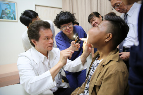 2019年6月13日，麥可在哥哥杰德與菲律賓慈濟志工的陪伴下，抵達花蓮慈濟醫院， 由整形暨重建外科主任李俊達（左圖左一）為麥可檢查