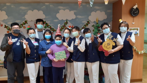 左圖：花蓮慈濟醫護團隊為小弟慶生，祝福白小弟平平安安，健健康康出院，早日返回越南故鄉！