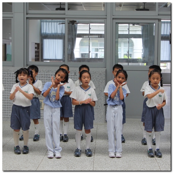 十四日上午，慈恩、慈愛、玫瑰姊妹與媽媽、菲律賓的師姊一起參訪慈濟小學，受到熱烈的歡迎。（攝/彭薇勻）