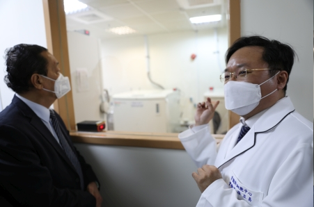 基因暨幹細胞研製中心主任孫立易為馬來西亞實業家引導介紹花蓮慈院幹細胞實驗室