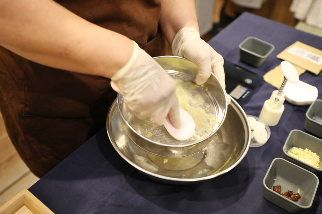 花蓮慈院營養科廚師余春櫻示範將月餅內餡綠豆仁泥過篩