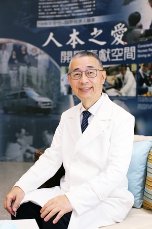 入選「全球前2%頂尖科學家榜單」的口腔病理科主任江俊斌