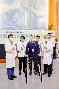最近自臺東回診的林仁傑（左三）感恩慈濟醫院團隊與家人的愛，陪伴他見證奇蹟