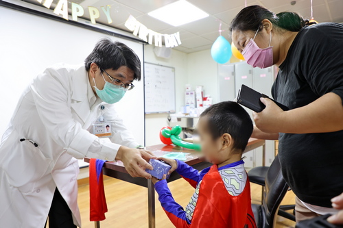 兒童節當日，兒科病房團隊準備了超人服裝和長劍、手錶道具，不僅為病童祥祥慶祝出院，也為即將生日的他慶生