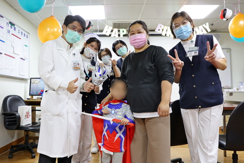 兒童節當日，兒科病房團隊準備了超人服裝和長劍、手錶道具，不僅為病童祥祥慶祝出院，也為即將生日的他慶生。