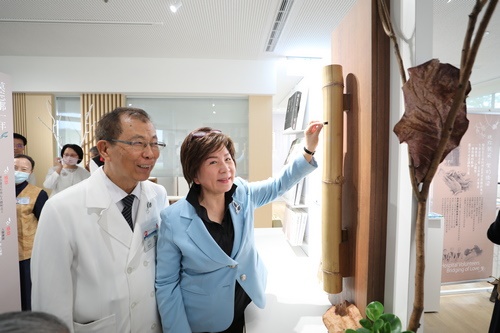 張育美委員在吳彬安副院長陪同下，在「大愛醫療溯源館」投下善心銅板，體會五毛錢精神。