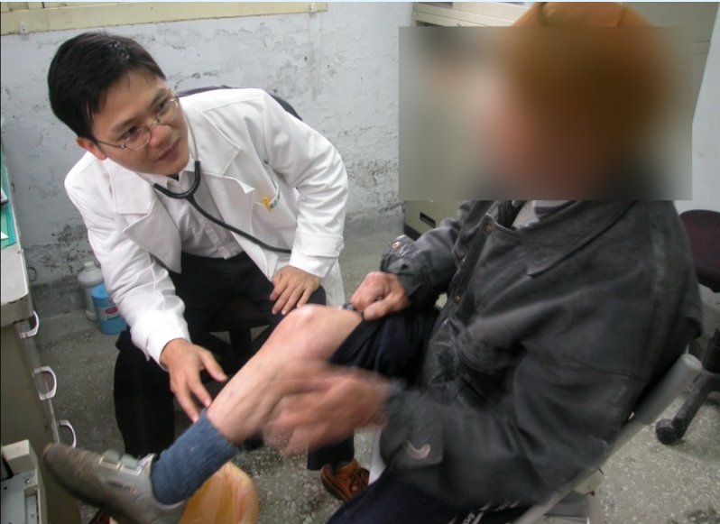 戲水當心蟲蟲危機　眼球竟被鼻蛭寄生