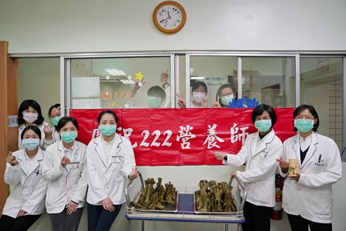 花蓮慈濟醫院營養科團隊2月22日慶祝二二二營養師節，推出108個「月桃米豆飯包」募愛心快閃活動