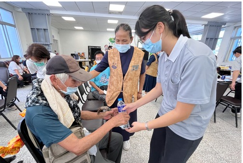 在泥濘裡發光　花蓮慈院醫療志工為災民點亮希望