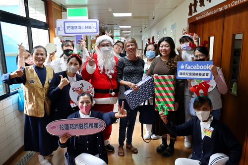 耶誕歡樂列車進站囉！花蓮慈院點亮孩童笑容