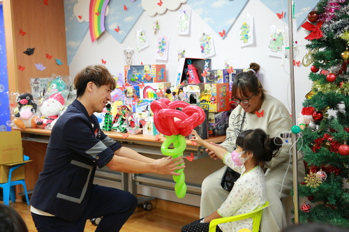 耶誕禮物到病房　十大傑出青年陪伴小病童不孤單