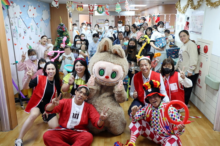 「拉布布」耶誕現身二七西病房！花蓮慈院歡笑陪伴小勇士