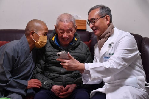 《歲末法親關懷》（二）── 承接前輩的願　讓志業在陪伴中延續