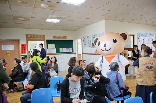 傳愛大使「小麥貝兒熊」穿梭在候診區邀約民眾一起來認識器官捐贈