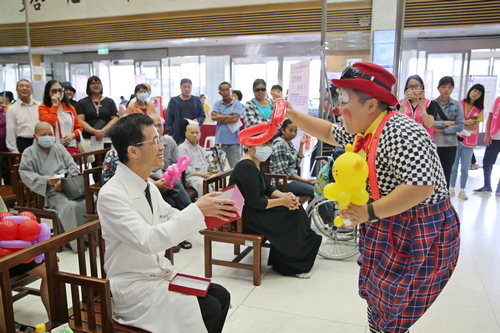 小丑熊熊與陳培榕副院長互動為氣球小熊裝上愛心