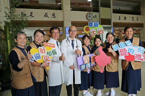 花蓮慈濟醫院醫務秘書李毅(左三)、家庭醫學科醫師林煌仁(左四)、社服室副主任顏惠美(左一)，透過世界安寧日響應活動，希望喚起大眾對安寧療護的正確認識，一起關心末期病人的照顧需求