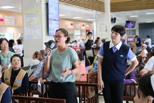 民眾現場提問由家庭醫學科林煌仁醫師及社工師陳盈羽為民眾解答