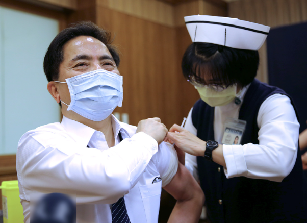 林欣榮院長接種新冠肺炎疫苗
