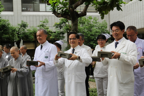 圖說：「淨斯福慧環保連鎖磚」鋪磚祝福典禮，醫療同仁、慈濟志工等人一起見證