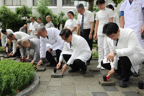 圖說：慈濟醫療法人執行長林俊龍(左圖右三)、院長林欣榮(左圖右二)、副院長何宗融(左圖右一)、吳彬安（右圖右二）、家庭醫學部主任葉日弌（右圖右一）與靜思精舍法師歡喜鋪磚。