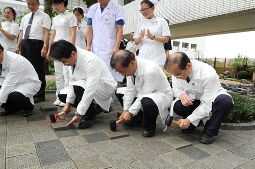 圖說：慈濟醫療法人執行長林俊龍(左圖右三)、院長林欣榮(左圖右二)、副院長何宗融(左圖右一)、吳彬安（右圖右二）、家庭醫學部主任葉日弌（右圖右一）與靜思精舍法師歡喜鋪磚。