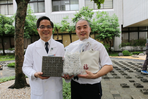 左圖：「淨斯福慧環保連鎖磚」，使用紙盒、紙杯內的「防水塑膠膜」製作，讓廢棄物擁有新生命。 右圖：花蓮慈院林欣榮院長(左)感恩淨斯人間研發長蔡昇倫(右)，贈與醫院「淨斯福慧環保連鎖磚」。