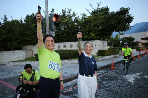 圖說：十八日清晨五時三十分，近六百位社區鄉親與醫院同仁，在花蓮慈院院長林欣榮及基金會副總執行長林碧玉鳴槍後出發，自慈院圓環出發，朝著靜思精舍方向慢跑健行。