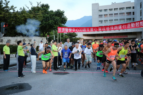 圖說：十八日清晨五時三十分，近六百位社區鄉親與醫院同仁，在花蓮慈院院長林欣榮及基金會副總執行長林碧玉鳴槍後出發，自慈院圓環出發，朝著靜思精舍方向慢跑健行。