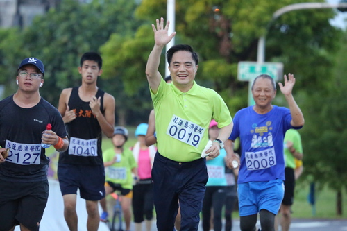 右圖：第一位抵達靜思精舍的是社區男子組黃華凡(左二)，只用了29分36秒抵達終點；而今年十七歲的慈大附中三年級學生傅子軒(右二)則是以33分39秒獲得慈濟志業體男子組第一名。