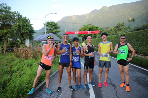 右圖：第一位抵達靜思精舍的是社區男子組黃華凡(左二)，只用了29分36秒抵達終點；而今年十七歲的慈大附中三年級學生傅子軒(右二)則是以33分39秒獲得慈濟志業體男子組第一名。