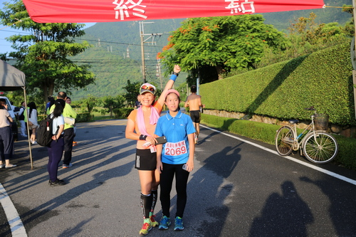 左圖：服務於花蓮慈院內科加護病房的主任陳逸婷(右)帶著高齡父母參與路跑活動，健康歡度花蓮慈院３３歲生日。 右圖：志業體女子組第一名的慈濟大學溫蕙甄老師(左)今年帶著女兒一起完賽。