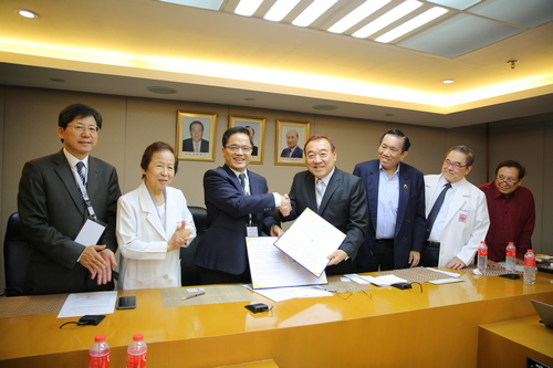 代表簽署MOU的中華崇仁醫學院高級副行政總理李賢潤（右四）特別感謝這次又有機會與花蓮慈濟醫院醫療專家合作