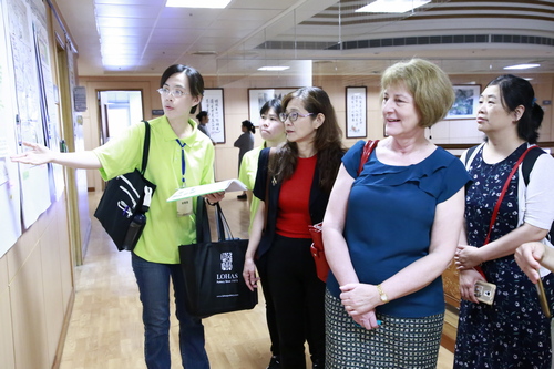 澳洲蒙納許大學的Claire Johnson教授(右二)、臺大醫院護理部胡文郁教授（右三）一同欣賞人形圖