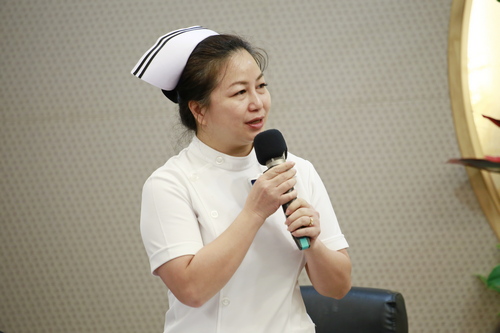 護理部主任鍾惠君指出，護理人員的照護重點，不單是只有疾病，而是全人的照護