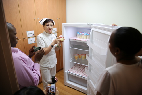 史瓦帝尼兩位衛生部官員對於花蓮慈院推動母嬰親善成果相當肯定外，對於台灣母乳庫的捐贈與領取流程相當感興趣