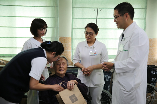 花蓮慈院的急性後期整合照護團隊高聖倫醫師也特地到部立花蓮醫院了解陳奶奶的復健狀況